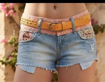 Ženske teksas šorts pantalone sa dekorativnim detaljima - Model
