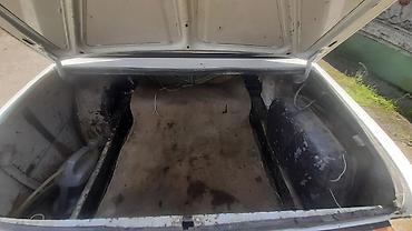 VAZ (LADA): VAZ 2106, ağ rəngli sedan. Texniki xüsusiyyətlər: - Kuzov: sedan — 8