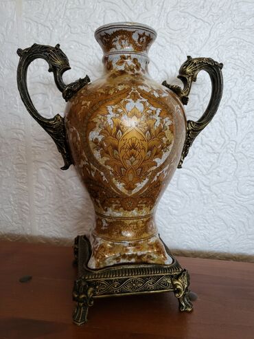 Ostali kućni dekor: Vaza nova iz 50ih god. porcelan,neka vrsta legure. rucni rad — 10