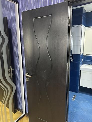 hamam qapsi: Müasir dizaynlı otaq qapısı. Qapı tünd rəngdədir və üzərində dalğavari — 2