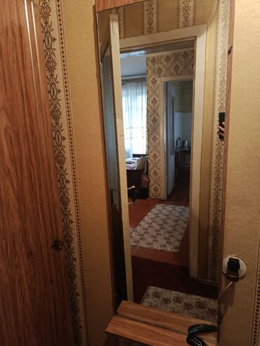 зеркала с полками: Настенное зеркало в деревянной раме, выполненное в оттенках светлого