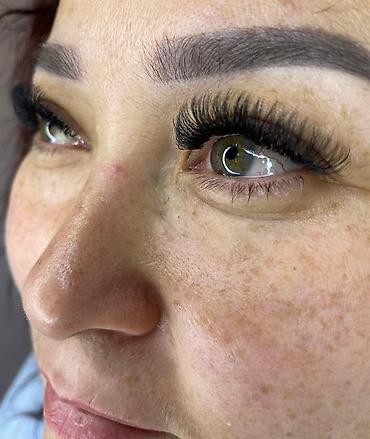 Ресницы: Услуга по наращиванию ресниц для создания более объемного и — 3