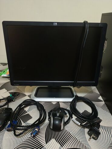 кампютер: HP brendindən olan bu masaüstü kompüter dəsti, monitor, sistem bloku