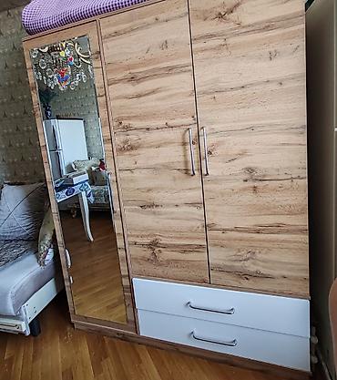 Yeni, 3 qapılı, Güzgülü, Qəhvəyi, Taxta, Açılan, Düz dolab