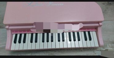 Oyuncaqlar: Pianodur ayağı yoxdur stol ustudur və butun seslərdə çala bilir 245