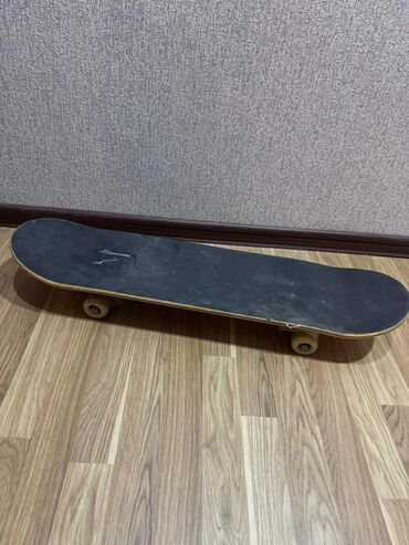 skeyler: Skateboard 50 manata alinib 20 manata satilir 2 3 defe istifade olunub