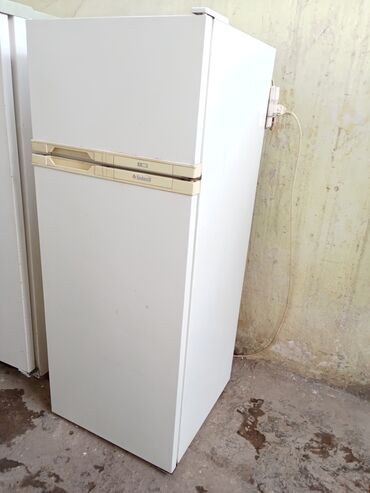 dondurma xaladenniki: 2 qapılı Indesit Soyuducu Satılır, rəng - Ağ