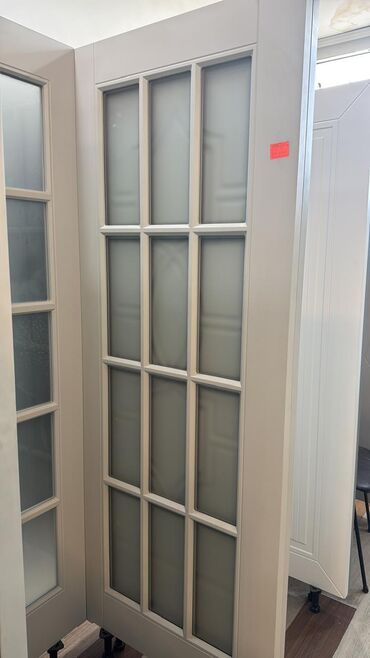 Otaq qapıları: Ağ rəngdə, klassik üslubda qapı. Qapının üzərində zərif oymalar var — 5