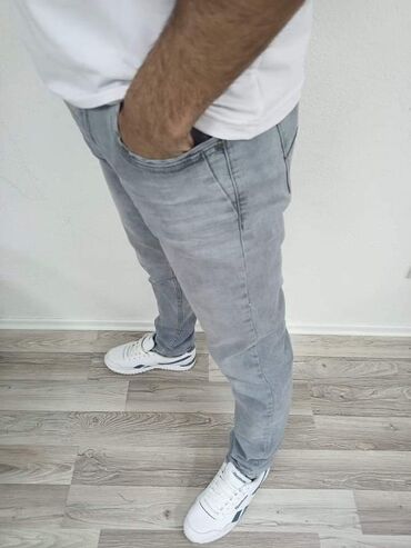 Farmerke: Cena 3100 dinara Brojevi 31 32 33 34 36 38 40 Mogućnost zamene — 2