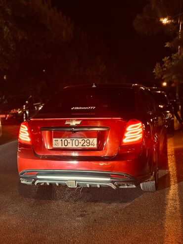 Digər Avtomobillər: Qırmızı rəngli 4 qapılı sedan Mühərrik və ötürmə: - Benzinli mühərrik — 8