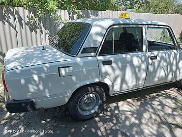 2107 modeli: VAZ 2107, ağ rəng, sedan kuzov. Üstündə “TAXI” işarəsi var. Azerbaijan — 3