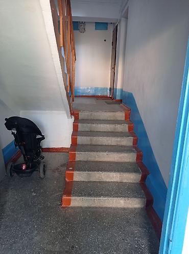hostel osh: 2-комнатная квартира Описание: - Уютная комната с большим окном — 1