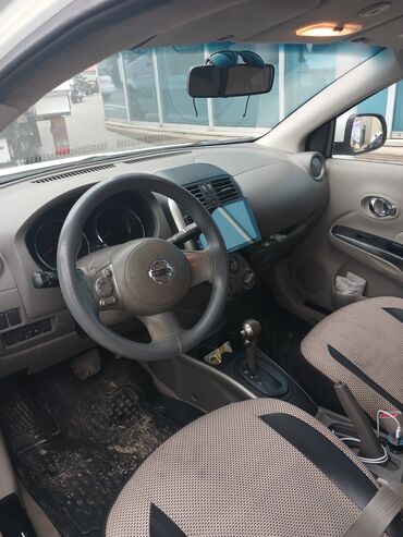 Nissan Sunny modeli, avtomatik ötürücü qutusu və dörd qapısı ilə