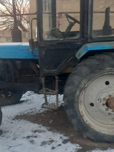 Traktorlar: Mavi-qara kabinəli kənd təsərrüfatı traktoru. Xüsusiyyətlər: - — 6
