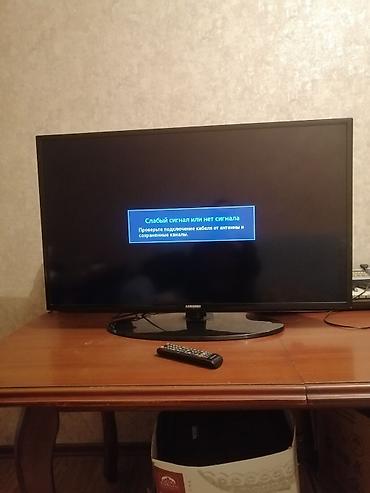 gencede televizor: Samsung LED televizor, təxminən 32–40 düym ekran ölçüsü. Geniş ekranlı — 1