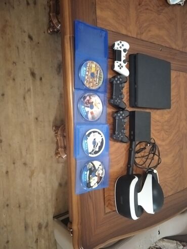 plesdeyşn 4: === PART 1: TEXTUAL DESCRIPTION === PlayStation 4 oyun konsolu dəsti