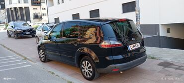 Ford: Crni Ford S-Max, prostran automobil dizajniran za porodične potrebe — 2