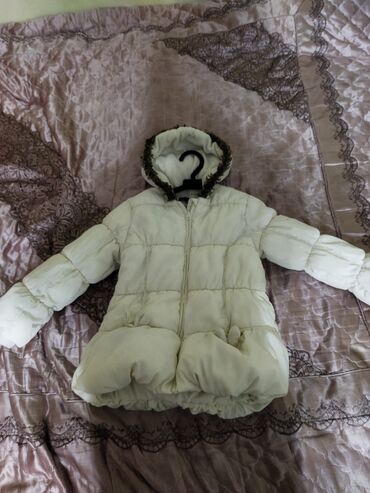 детская курточка: Зимняя курточка на девочку 5-6 лет. наполнитель синтепон