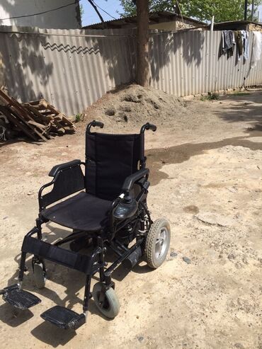 Yerimək üçün arabalar, çəliklər, əsalar, rollatorlar: Elektrikli əlil arabası - İdarəetmə: Sağ qol dayağında joystick ilə