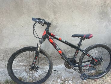 Qara və qırmızı rənglərdə olan, disk əyləcli, dağ velosipedi