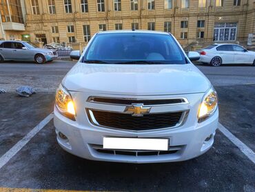 Chevrolet Cobalt modeli avtomobil. Ağ rəngdədir və ümumi estetik