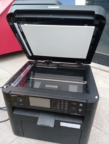 Lenovo: Lenovo noutbuk – gümüşü korpus, nazik çərçivəli ekran və tam ölçülü — 10