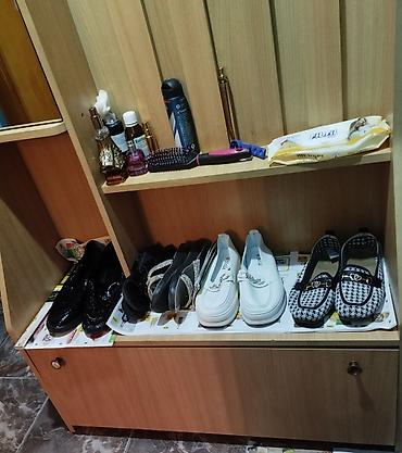 boydan güzgü: Dəhliz üçün asma paltar asılqanı və ayaqqabı dolabı bir yerdə — 1