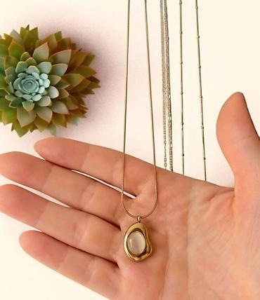 Bijuteriya: Minimalist boyunbağı – üzvi formalı kulon - Rəng: qızılı - Stil — 2