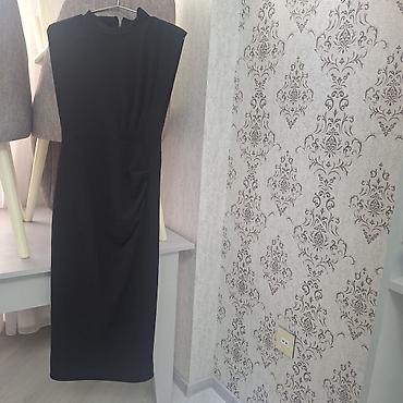 Qara rəngli elegant qadın donu - Dizayn: Minimalist üslub, düz kəsim;