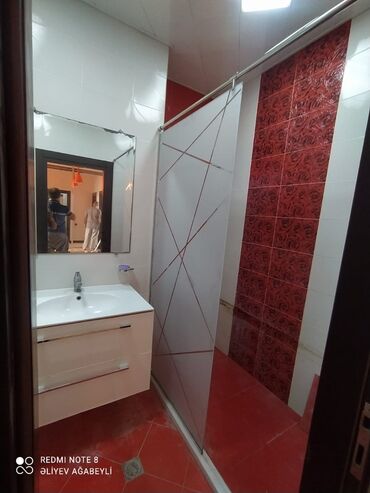 uşaq otağı üçün aboylar: Ağ rəngli tumba üzərində ağ unitaz və güzgü olan hamam otağı dəsti