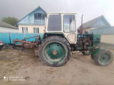 Сельхозтехника: Трактор с прицепным плугом - Колесная формула 4х2, крупные задние