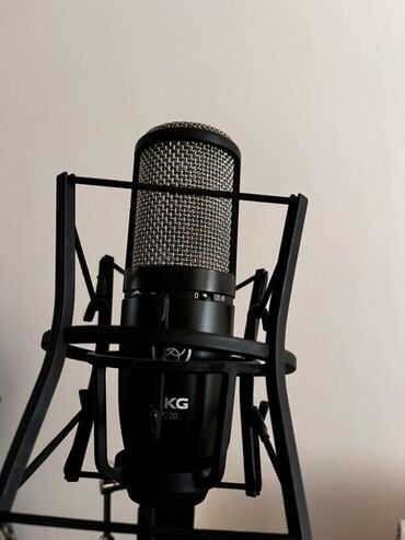 микрофон проводной: Конденсаторный микрофон AKG P220. Микрофон оснащен переключателем