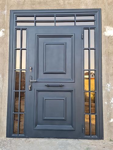 Metaldan giriş qapısı – şüşəli yan panellərlə - Material: qalın metal