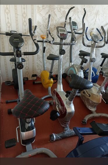Velotrenajorlar: Bir neçə stasionar velosiped. Bu velosipedlər evdə idman etmək üçün