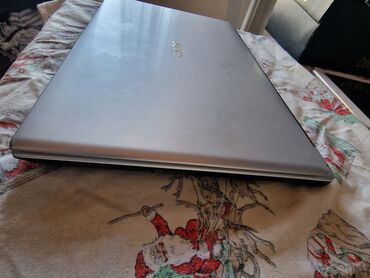Acer: Acer laptop u srebrnoj boji, pogodan za svakodnevnu upotrebu. Tanak — 3