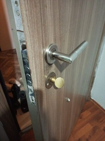 Qapıların təmiri: Qapı ustası gecə gündüz 7/24 xidmət Qapıların təmiri Qapilarin temiri — 4