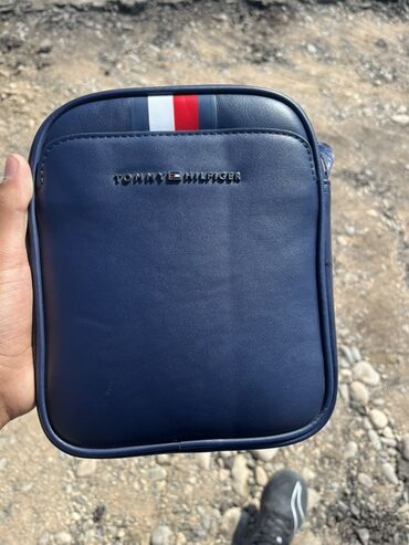 купить золотые часы бу: Классическая сумка, Tommy Hilfiger, Материал: Искусственная кожа, Застежка на молнии, Мужские