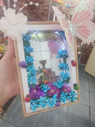 Ogledala: Ručno rađen dekorativni ram sa ogledalcem i LED osvetljenjem. - — 2