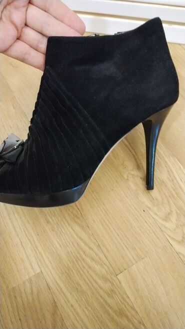 İnformatika: Brend Salvatore Ferragamo tufli 2 dəfə geyinilib razmer 39