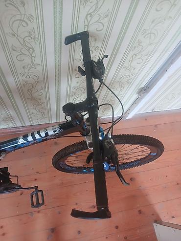 islenmis velosiped: SAFT markalı dağ/trekkinq tipli velosiped. Qara-göy rəng — 2
