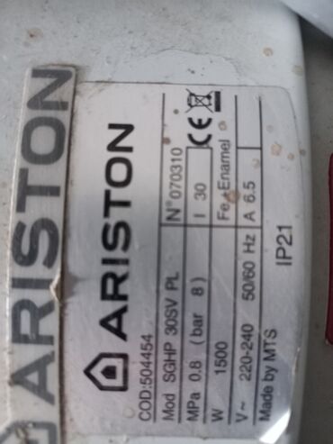 Водонагреватели: Водонагреватель Ariston 30 л, Встраиваемый