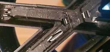 obe: ZNAK 6R ZA VOLKSWAGEN JETTA, POLO, VENTO | Volkswagen znak 6r0 853 — 2