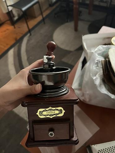 кузнечный молот: Ручная кофемолка с деревянным корпусом и металлическим бункером - — 1