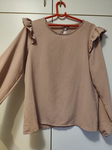 Bluze: Dve ženske bluze u nežnim neutralnim tonovima. 1) Puder‑roze bluza: - — 1