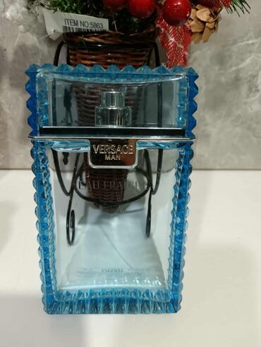 Parfemi: Crna bočica parfema Versace Crystal Noir sa fasetiranim čepom u obliku — 26