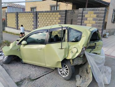 битая машина: Автомобиль Honda Fit зеленого цвета, поврежденный в результате ДТП