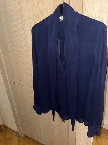 qadın köynək: H&M az geyinilib 38-40 olcuye uygun.shifon matrealdir
