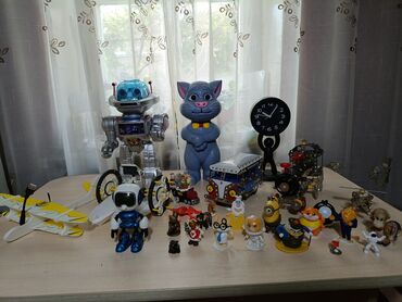 говорящие игрушки: Игрушки, говорящий кот Том, металлический робот на батарейках, большой