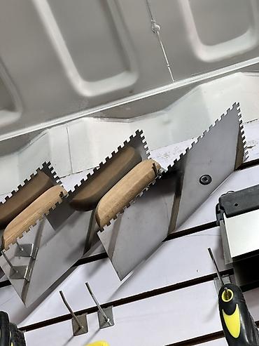 Зубчатый шпатель для строительных и отделочных работ. Металлическое