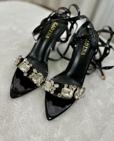 Basanoşka və səndəllər: Qara laklı qadın ayaqqabısı – KADINA - Model: incə burunlu, bağlamalı